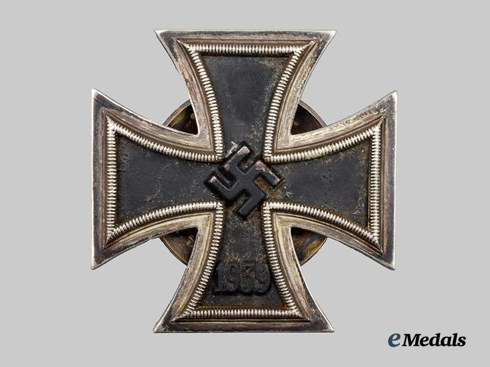 germany,_wehrmacht._an_iron_cross1939_first_class,_screwback_variant,_by_paul_meybauer___m_n_c5125