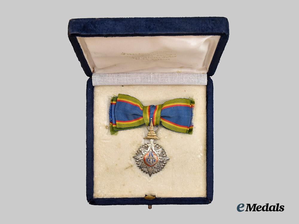 thailand,_kingdom._a_cased_most_noble_order_of_the_crown_of_thailand,_type_i_i_i,_v._class_for_dames,_c.1945___m_n_c5263