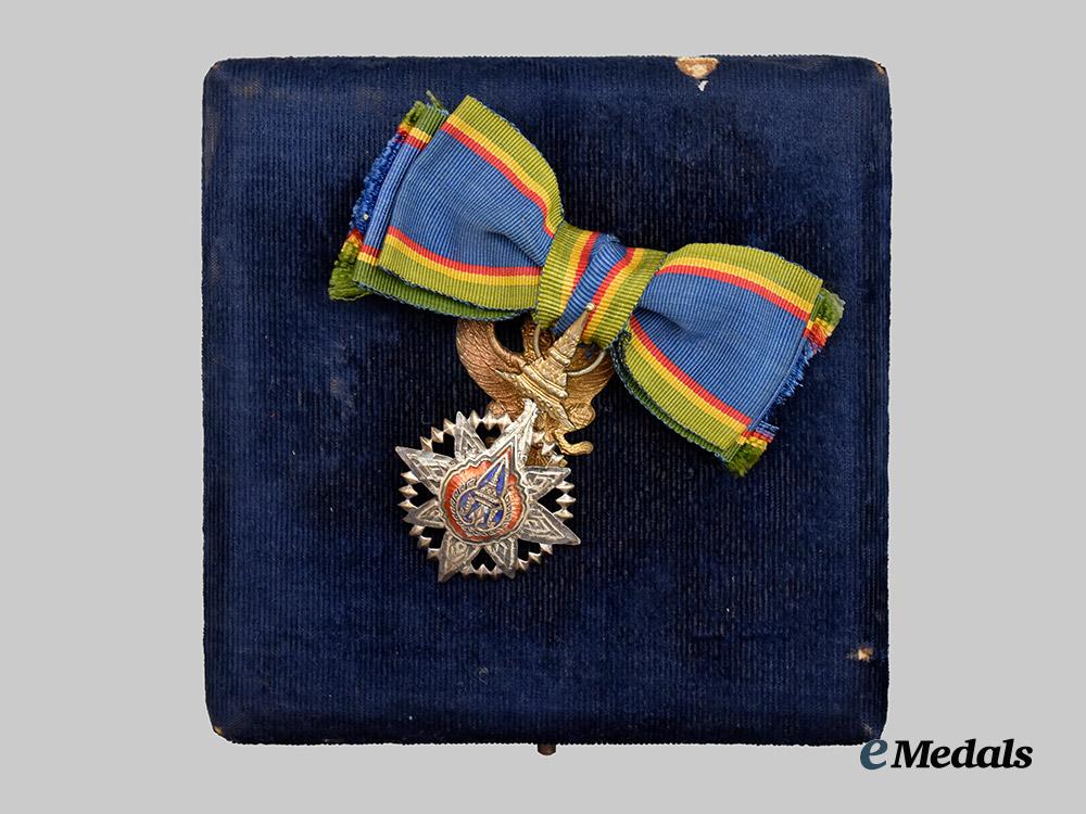 thailand,_kingdom._a_cased_most_noble_order_of_the_crown_of_thailand,_type_i_i_i,_v._class_for_dames,_c.1945___m_n_c5265