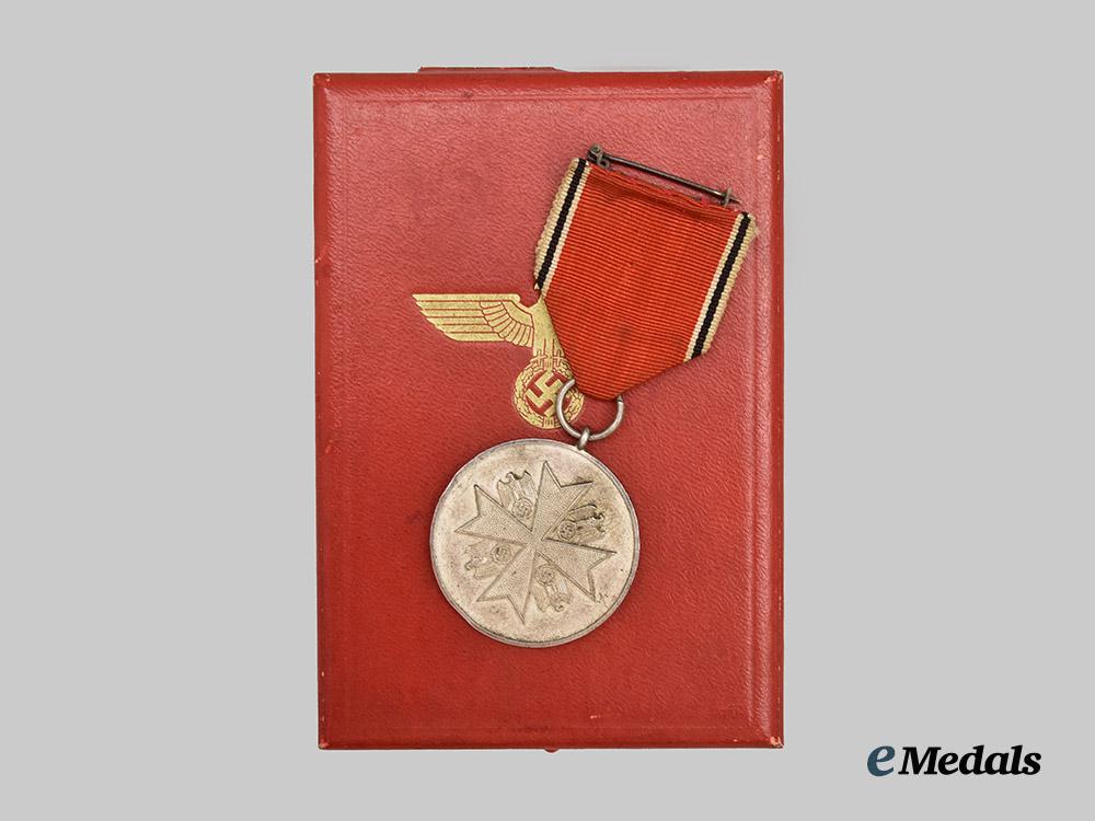 germany,_third_reich._a_rare_and_early_order_of_the_german_eagle,_silver_medal_of_merit_with_case,_c.1937___m_n_c5606