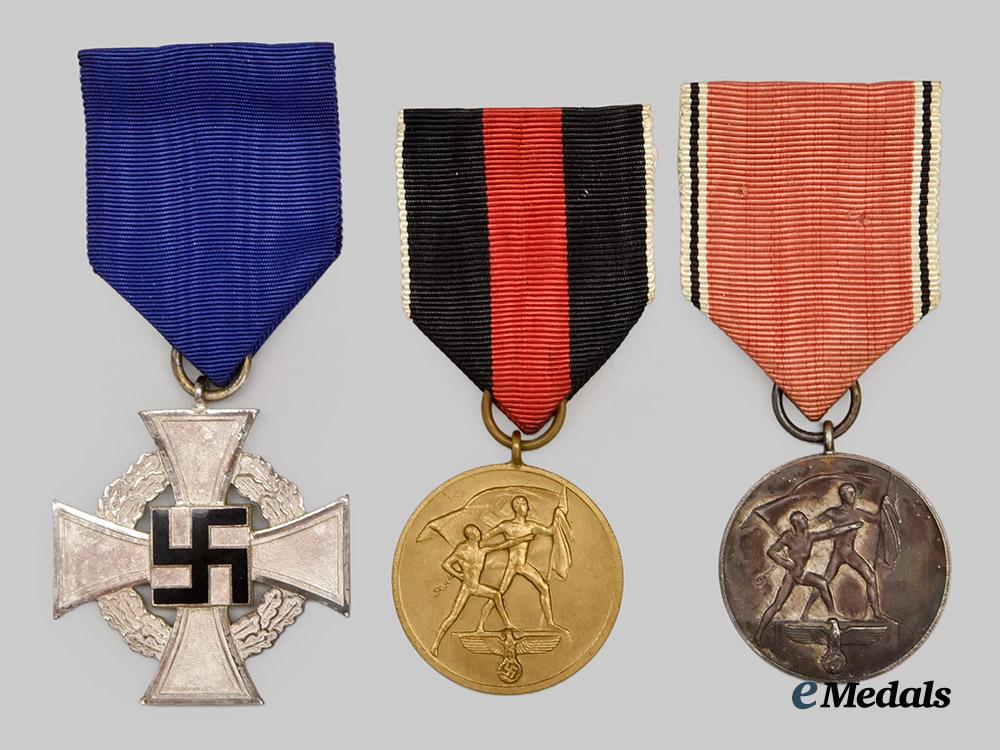 germany,_third_reich._a_mixed_lot_of_cased_awards_for_civil_and_occupation_service___m_n_c5618