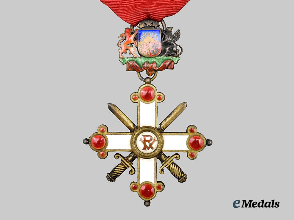 latvia,_republic._an_order_of_vesthardus,_v_class_knight_with_swords,_by_v._millers,_c.1940___m_n_c5673-(1)