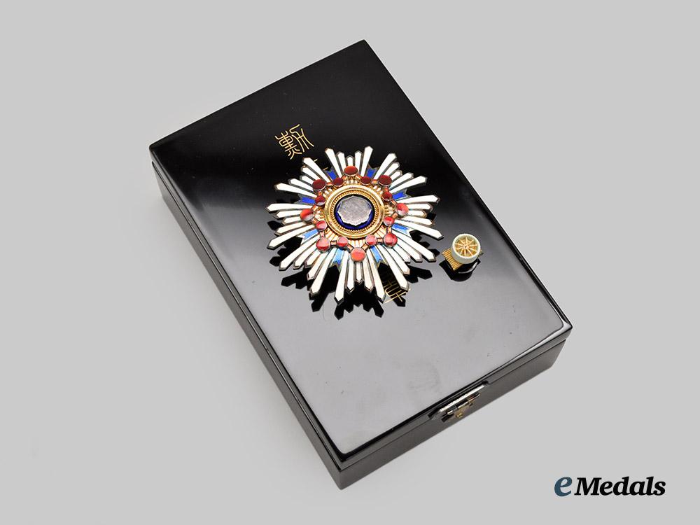 japan,_imperial._an_order_of_the_sacred_treasure,_i_i_class_breast_star_in_case___m_n_c6197