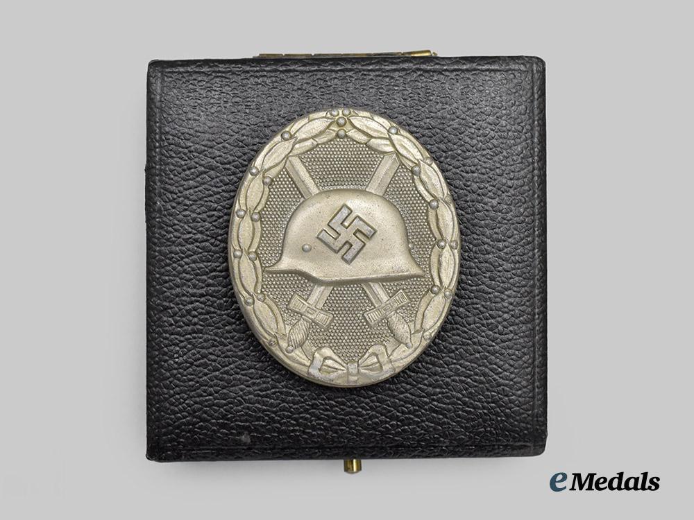 germany,_wehrmacht._a_gold_grade_wound_badge,_late-_war_example_with_case,_by_carl_wild___m_n_c6445