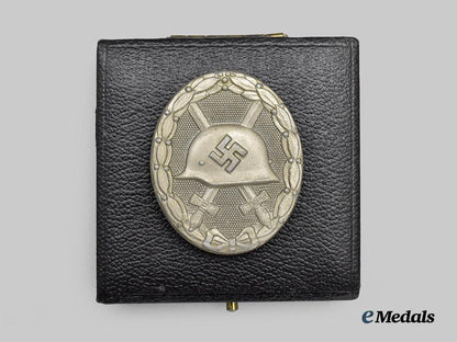 germany,_wehrmacht._a_gold_grade_wound_badge,_late-_war_example_with_case,_by_carl_wild___m_n_c6445