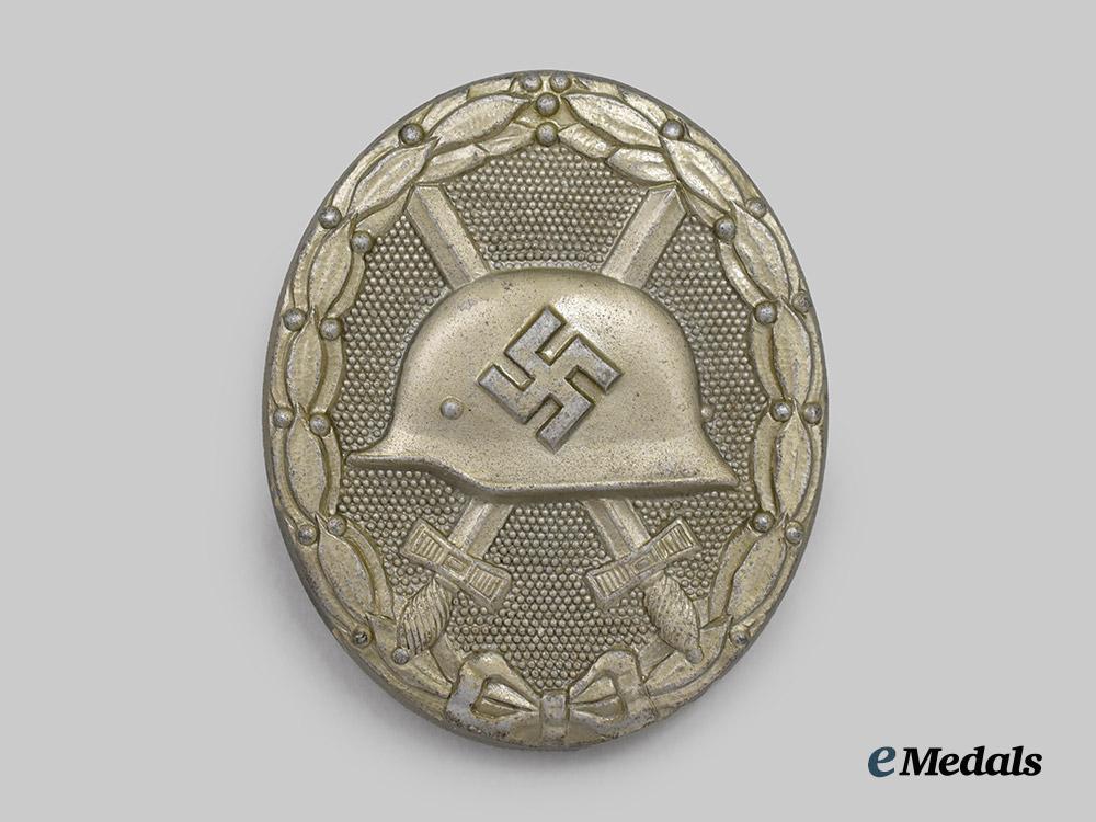 germany,_wehrmacht._a_gold_grade_wound_badge,_late-_war_example_with_case,_by_carl_wild___m_n_c6446