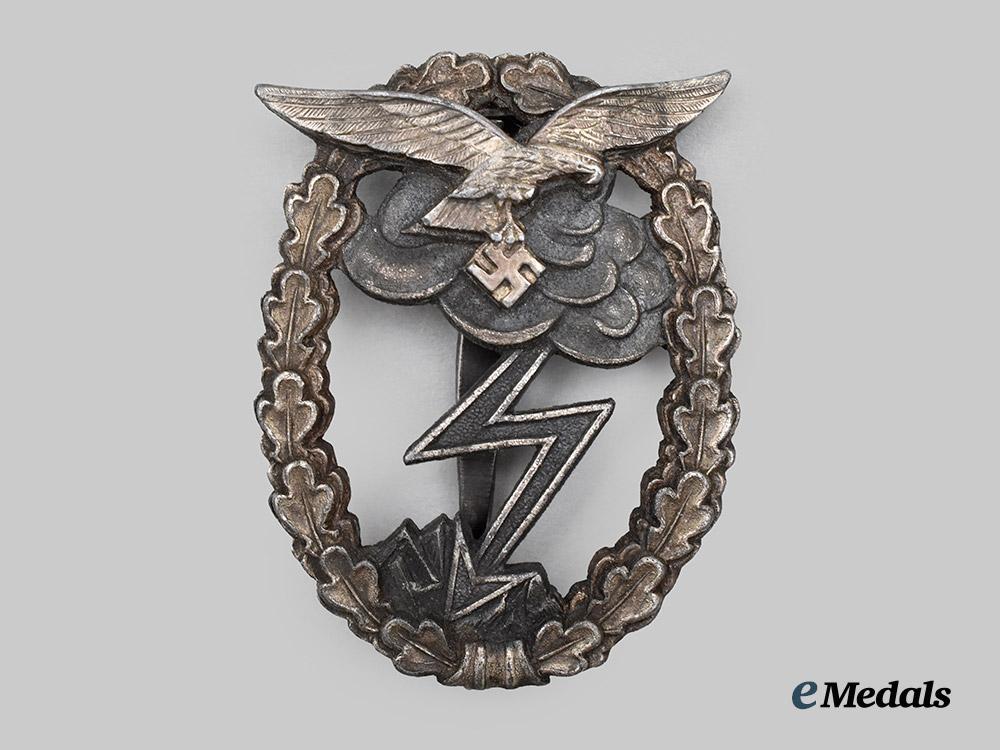 germany,_luftwaffe._a_ground_assault_badge,_by_arbeitsgemeinschaft_metall_und_kunststoff___m_n_c6720