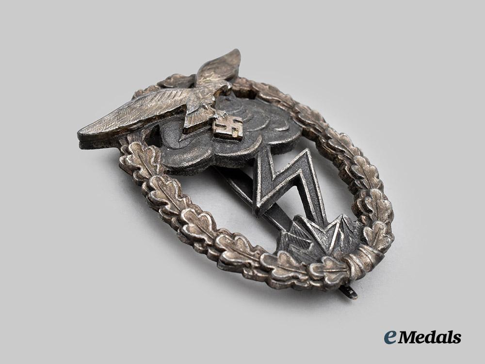 germany,_luftwaffe._a_ground_assault_badge,_by_arbeitsgemeinschaft_metall_und_kunststoff___m_n_c6721