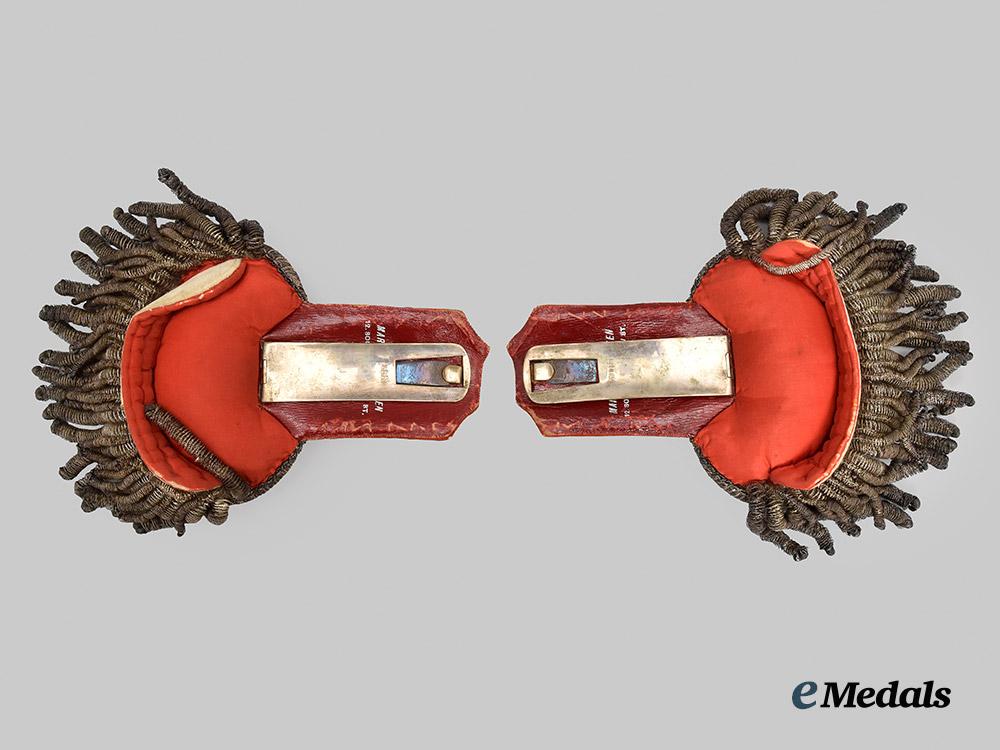 united_kingdom._a_fine_set_of_scots_guards_epaulettes,_by_marshall&_aitken,_edinburgh___m_n_c7773