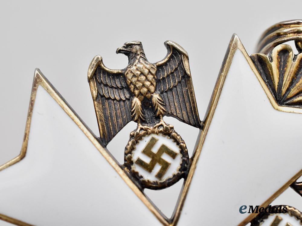 germany,_third_reich._an_order_of_the_german_eagle,_i_i_i_class_cross_with_case,_by_gebrüder_godet___m_n_c9270