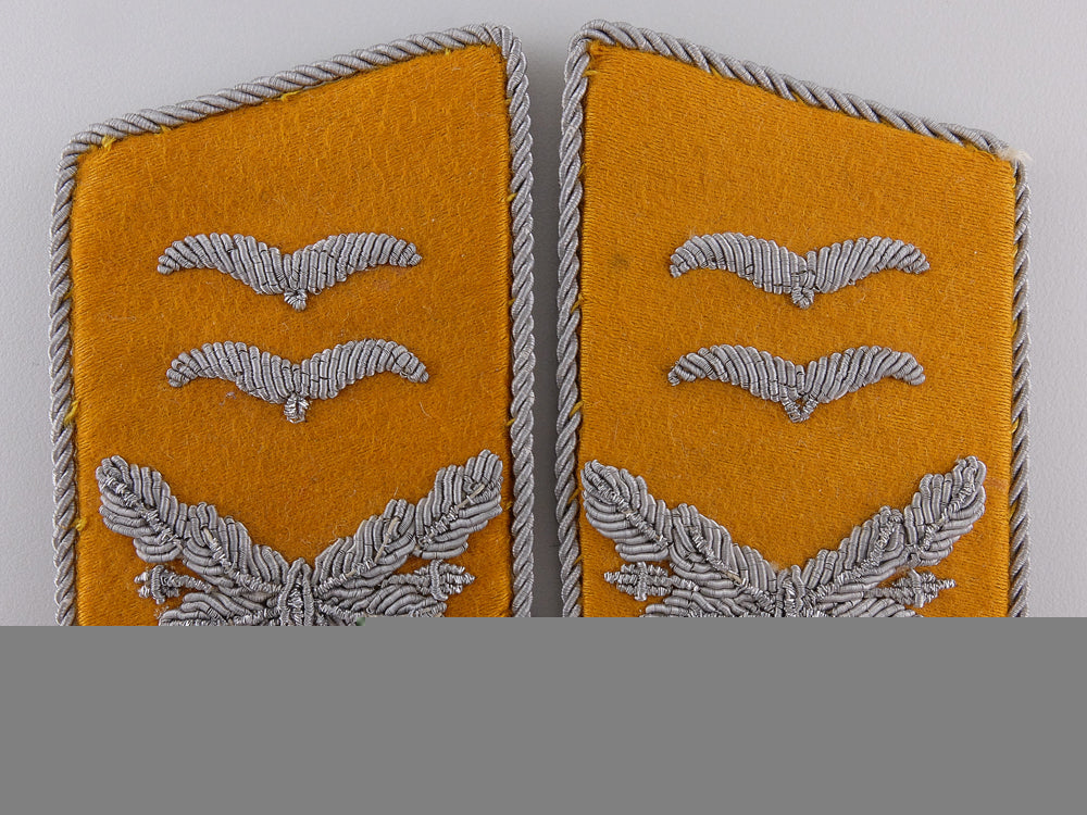 a_set_of_luftwaffe_oberleutnant_collar_tabs_a_set_of_luftwaf_54f9f307b35ec