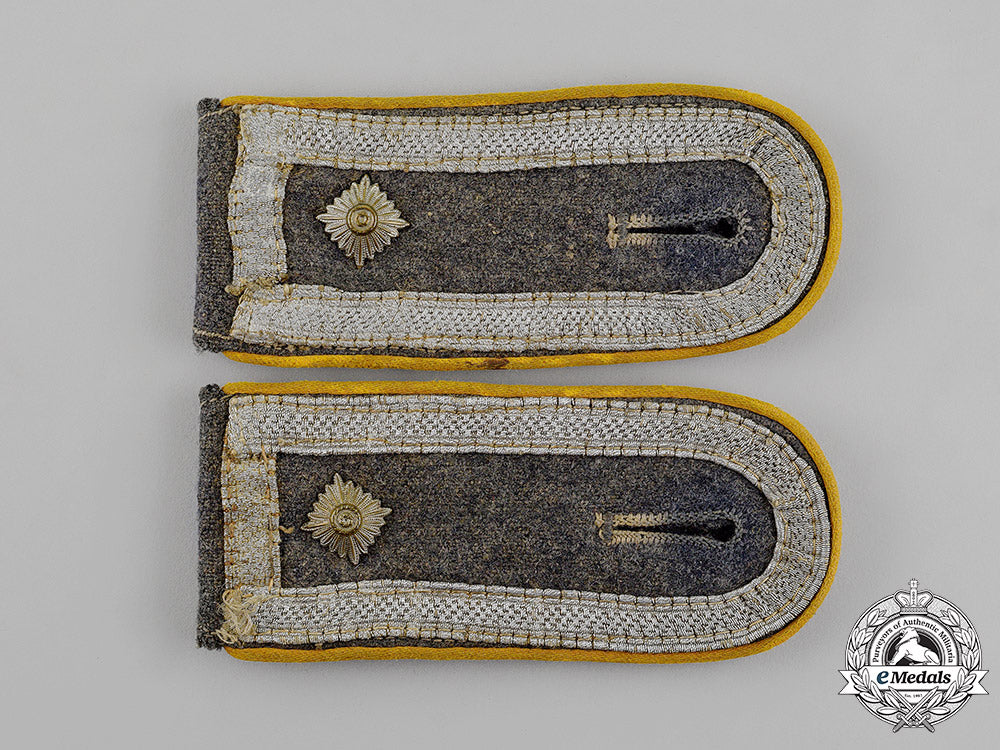 germany._a_luftwaffe_flyer_feldwebel_rank_shoulder_straps_c18-012310