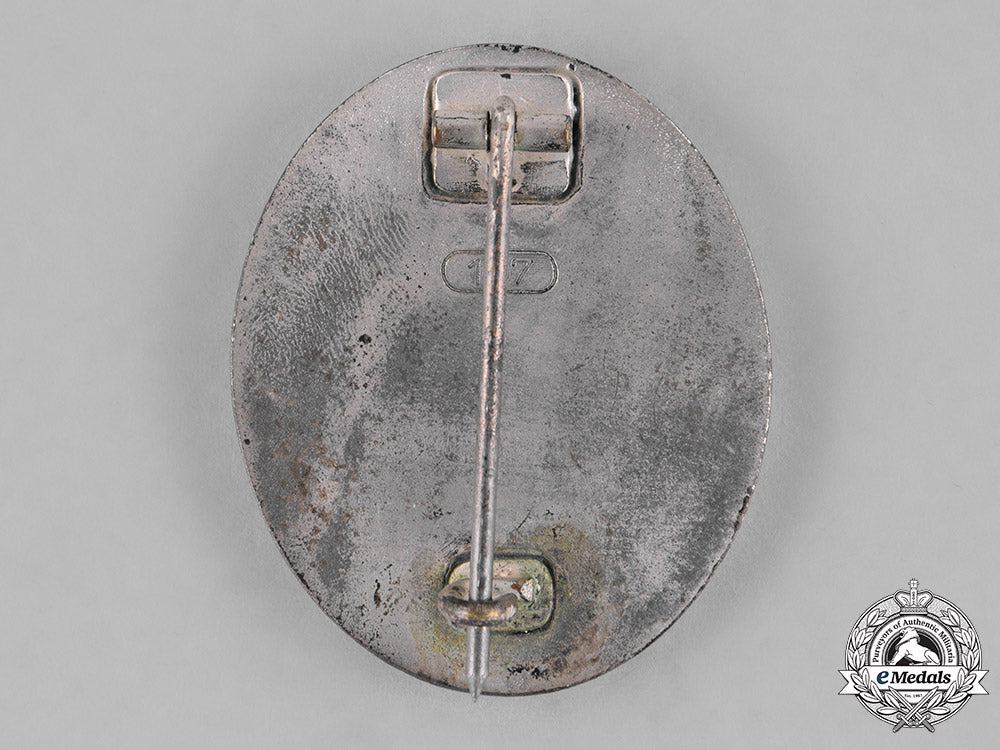 germany,_wehrmacht._a_wound_badge,_silver_grade,_by_carl_wild,_c.1943_c18-028121