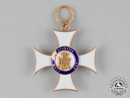 württemberg,_kingdom._a_military_merit_order_in_gold,_knight’s_cross,_c.1914_c18-029310