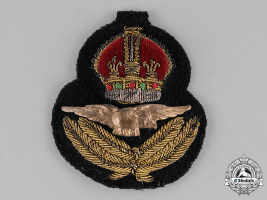 canada._a_royal_canadian_air_force(_rcaf)_officer's_cap_badge,_c.1941_c18-031809