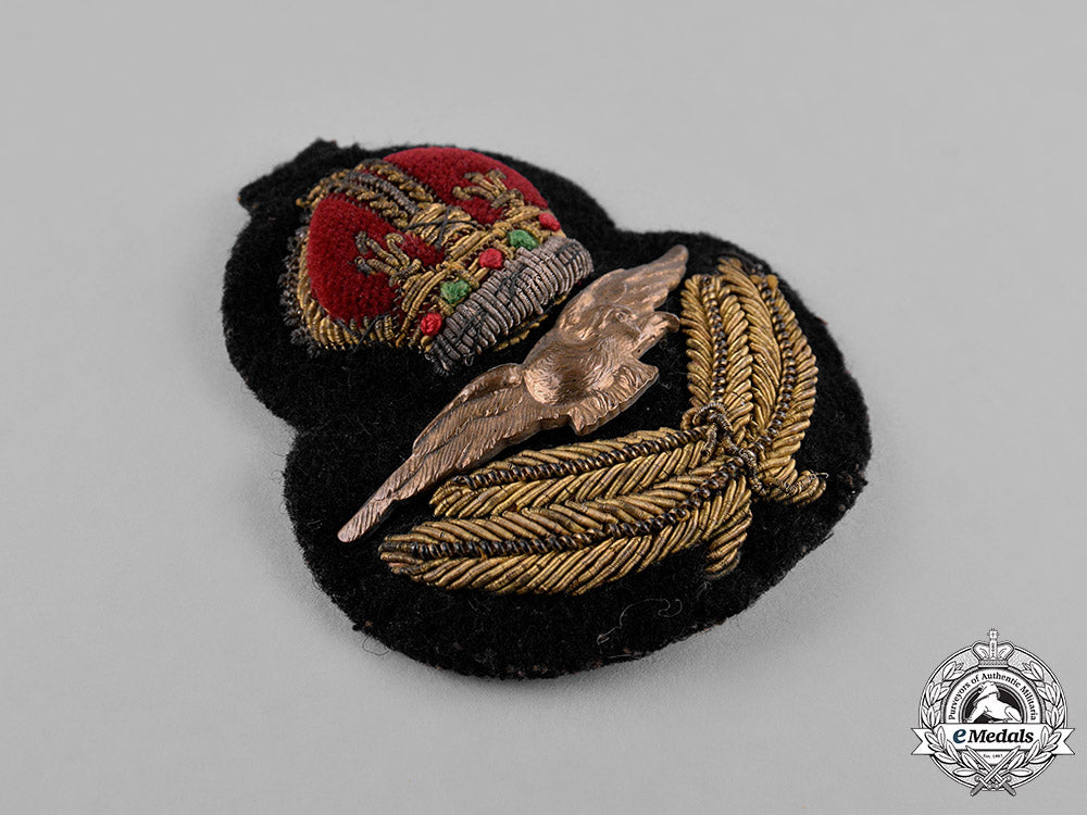 canada._a_royal_canadian_air_force(_rcaf)_officer's_cap_badge,_c.1941_c18-031811