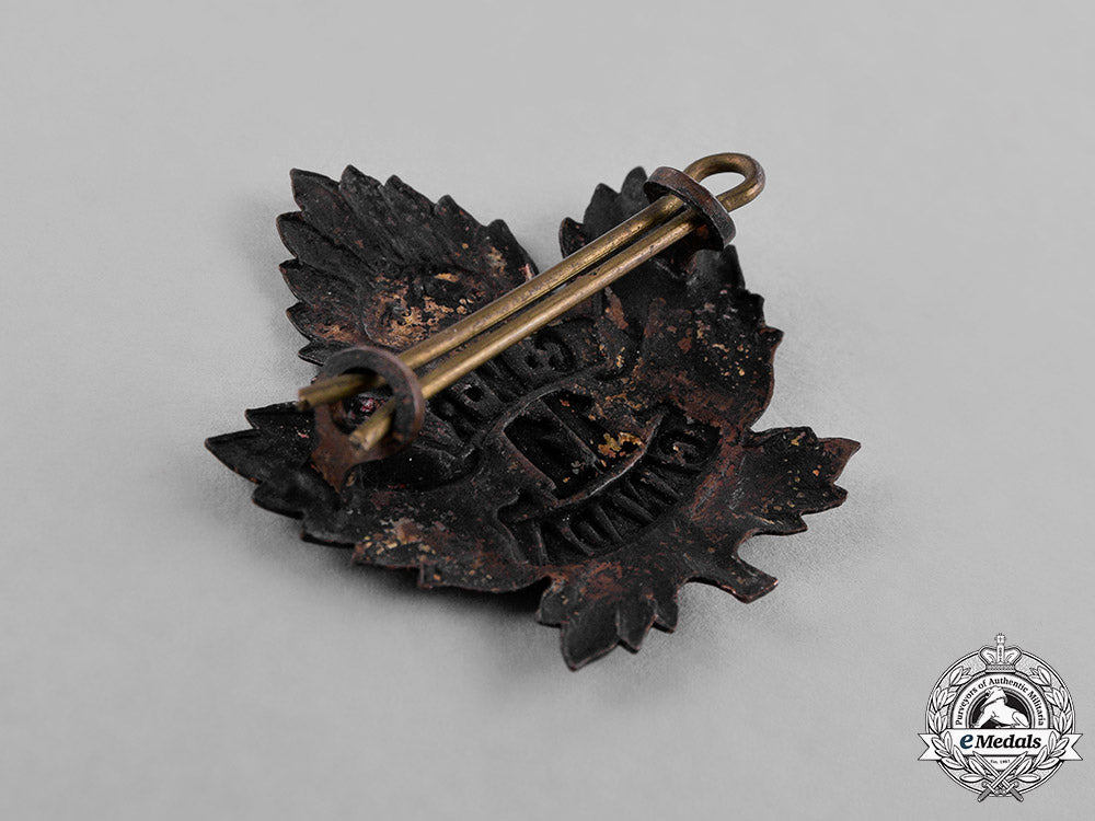 canada._a_lot_of_first_war_insignia_c18-037702