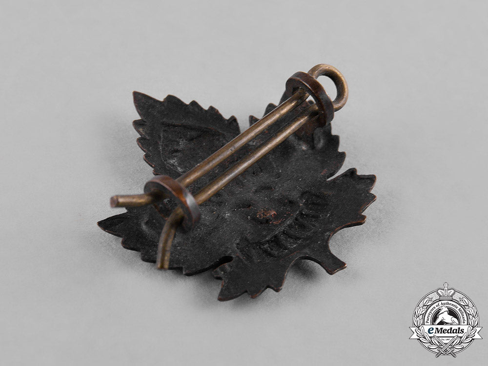 canada._a_lot_of_first_war_insignia_c18-037703