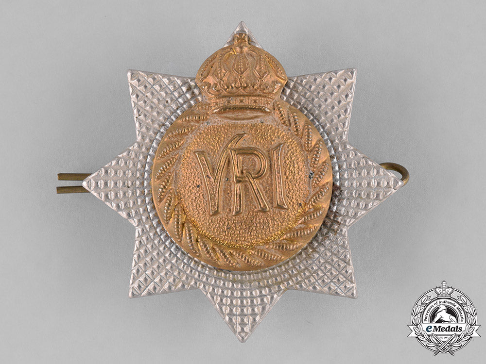 canada._a_royal_canadian_regiment_cap_badge,_by_tiptaft,_c.1940_c18-037901