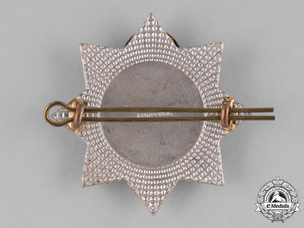 canada._a_royal_canadian_regiment_cap_badge,_by_tiptaft,_c.1940_c18-037902