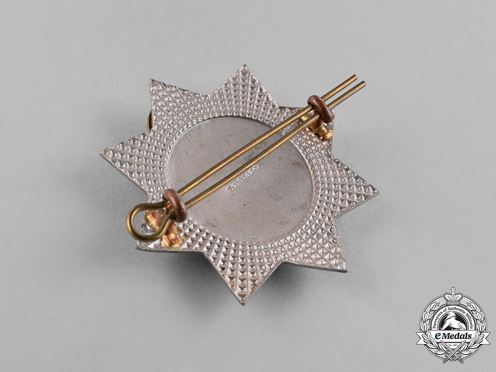 canada._a_royal_canadian_regiment_cap_badge,_by_tiptaft,_c.1940_c18-037903