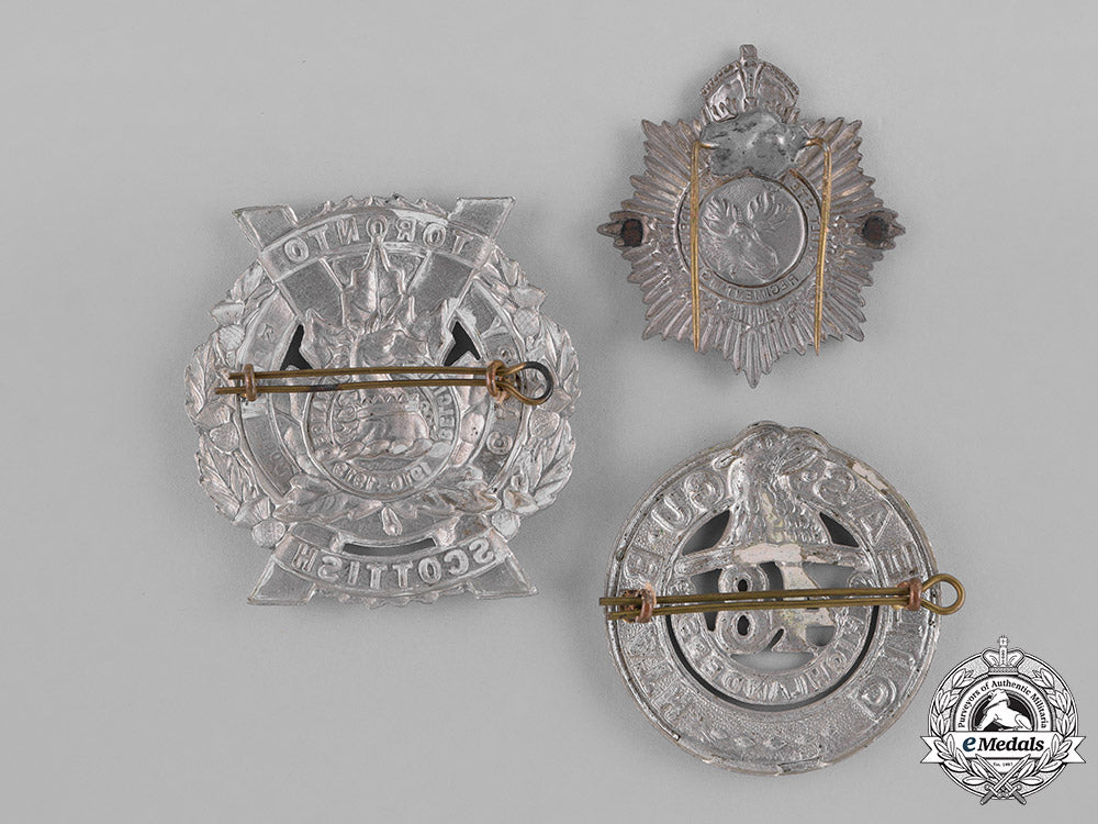 canada._a_lot_of_three_second_war_cap_badges_c18-037979