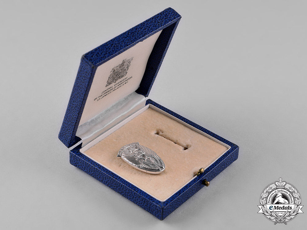 united_kingdom._a_queen’s_commendation_for_valuable_service_in_the_air_civilian_badge_c18-043183_1_1