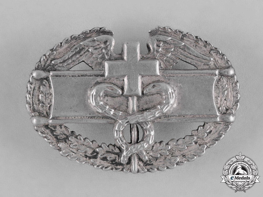 united_states._a_combat_medical_badge_in_silver,_c.1943_c18-046097