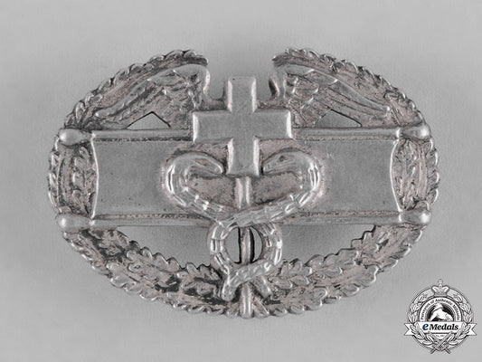 united_states._a_combat_medical_badge_in_silver,_c.1943_c18-046097