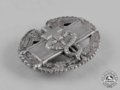 united_states._a_combat_medical_badge_in_silver,_c.1943_c18-046099