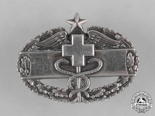 united_states._a_combat_medical_badge_in_silver,_c.1943_c18-046102