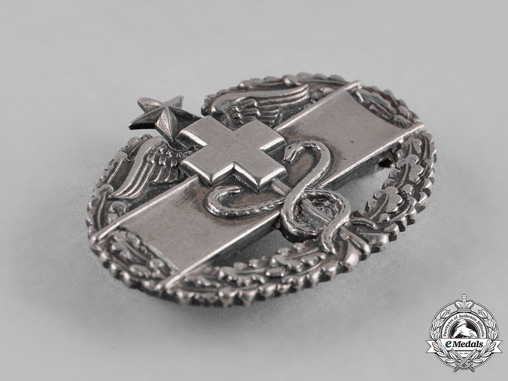 united_states._a_combat_medical_badge_in_silver,_c.1943_c18-046104