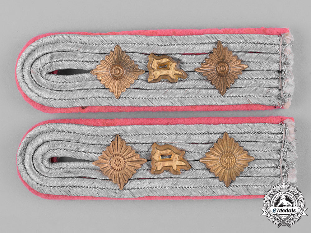 germany,_heer._a_set_of_hauptmann_panzerjäger_shoulder_boards_and_collar_tabs_c18-047538