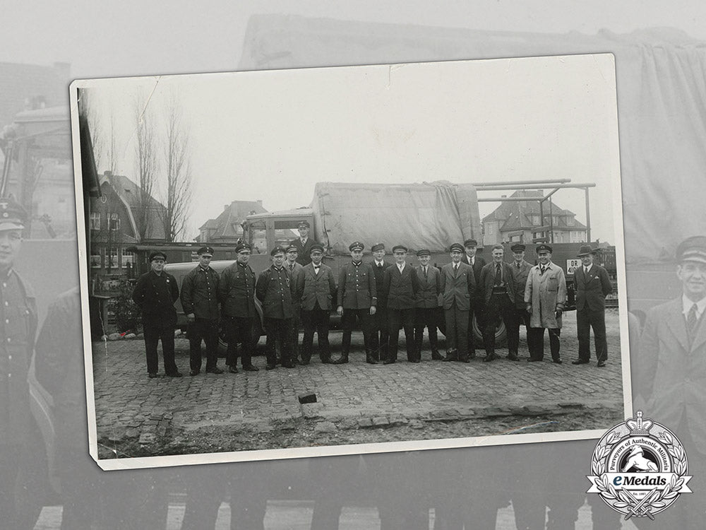 germany,_reichsbahn._an_early_photo_of_a_group_of_reichsbahn_and_reichspost_workers_c18-1042