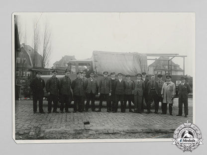 germany,_reichsbahn._an_early_photo_of_a_group_of_reichsbahn_and_reichspost_workers_c18-1043