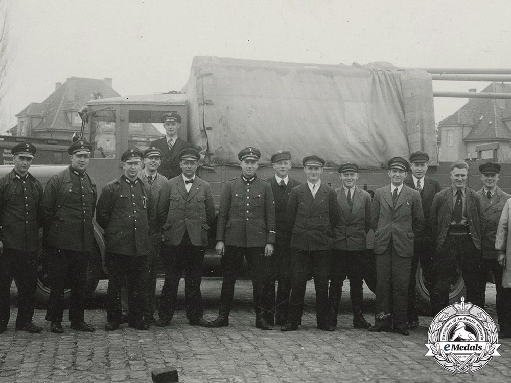 germany,_reichsbahn._an_early_photo_of_a_group_of_reichsbahn_and_reichspost_workers_c18-1044