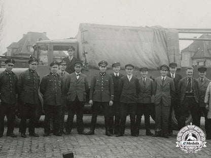 germany,_reichsbahn._an_early_photo_of_a_group_of_reichsbahn_and_reichspost_workers_c18-1044