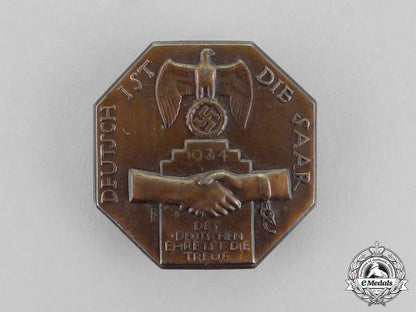 germany._a1934“_the_saar_is_german”_celebration_badge_c18-478