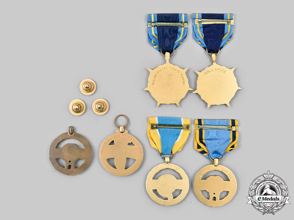 united_states._a_lot_of_six_nasa_medals_and_three_lapel_badges_c20126_mnc7547_1