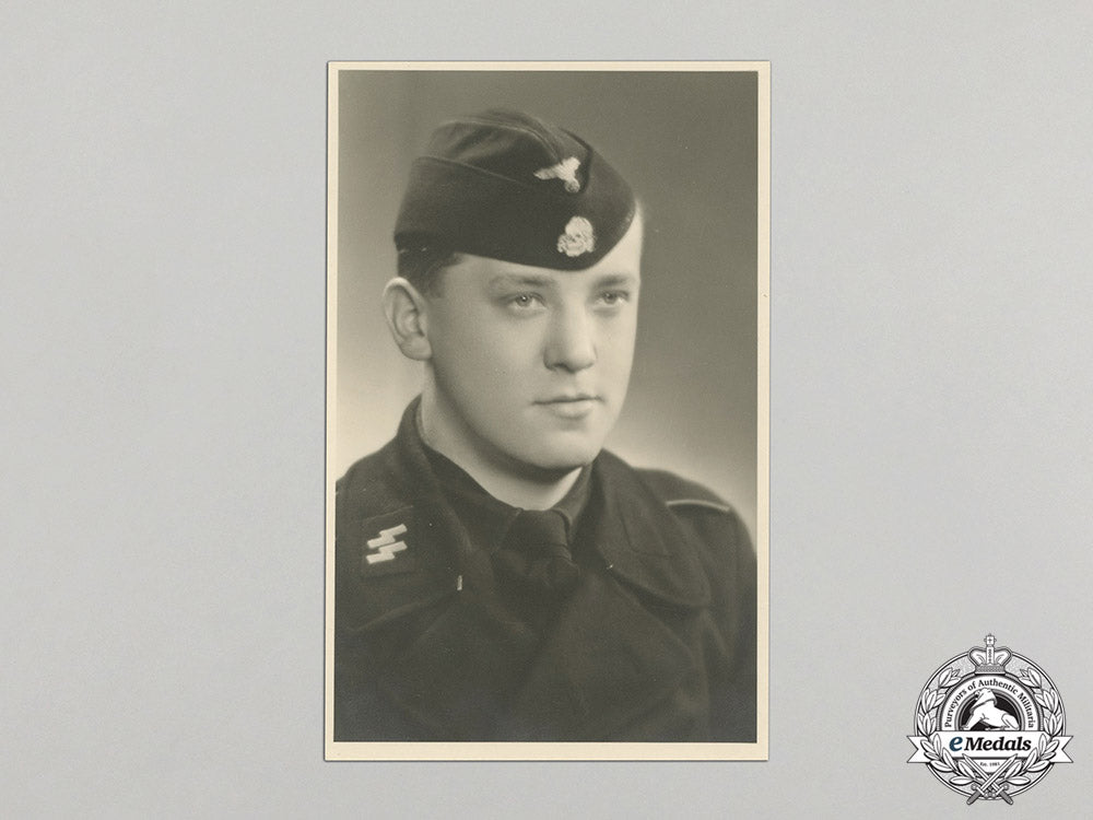 germany._a1944_studio_portrait_of_a_young_ss-_mann_c2017_001666