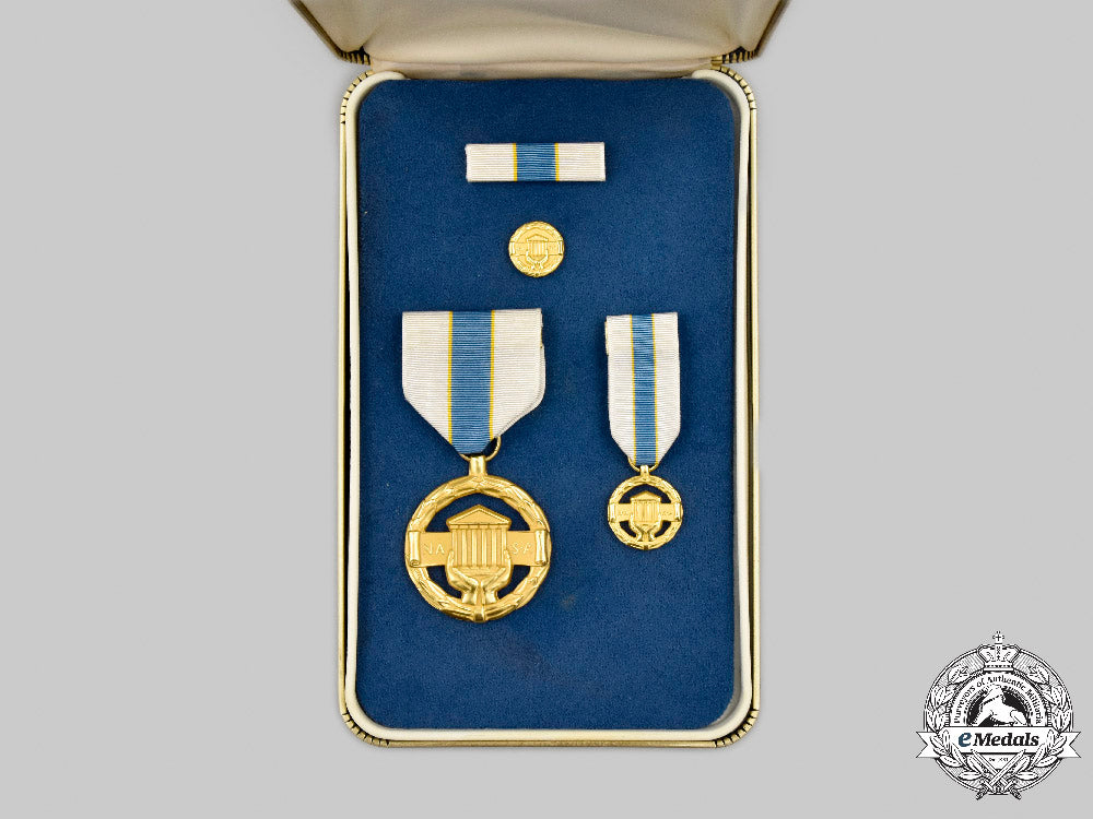 united_states._a_nasa_exceptional_administrative_achievement_medal,_cased_c2021_207_mnc5964_1