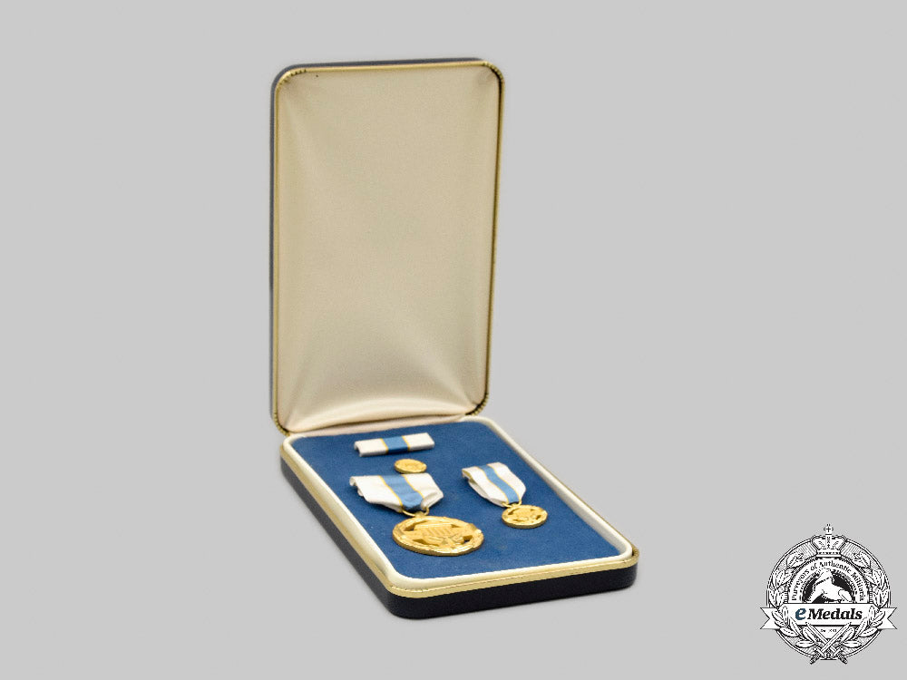united_states._a_nasa_exceptional_administrative_achievement_medal,_cased_c2021_209_mnc5965_1