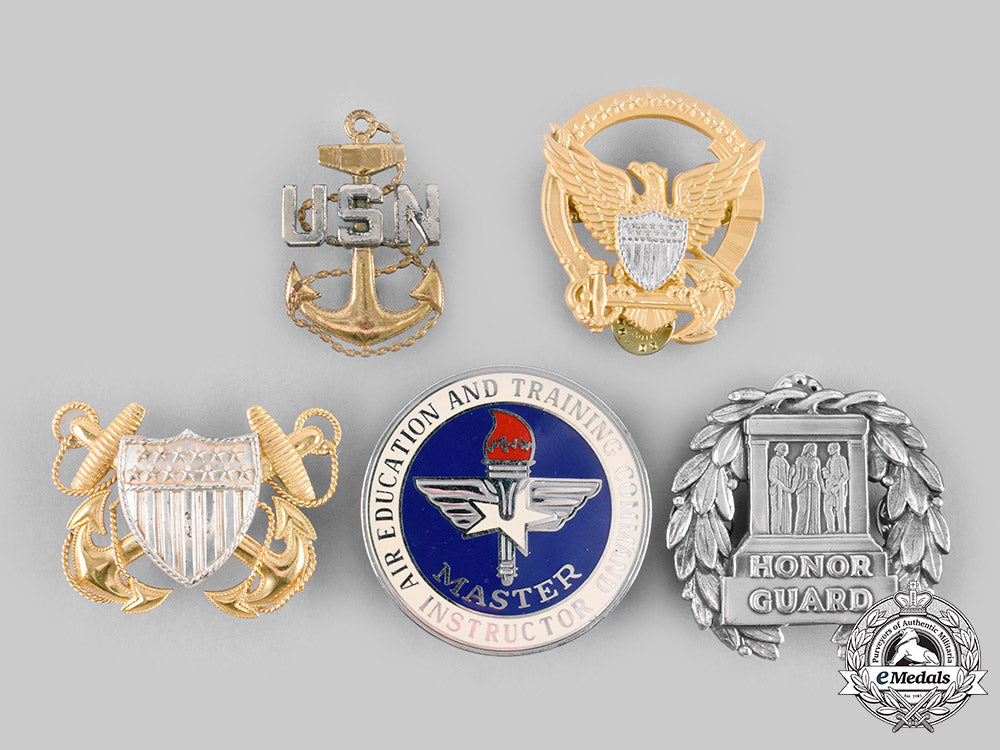 united_states._a_lot_of_five_badges_c20319_emd6940_1