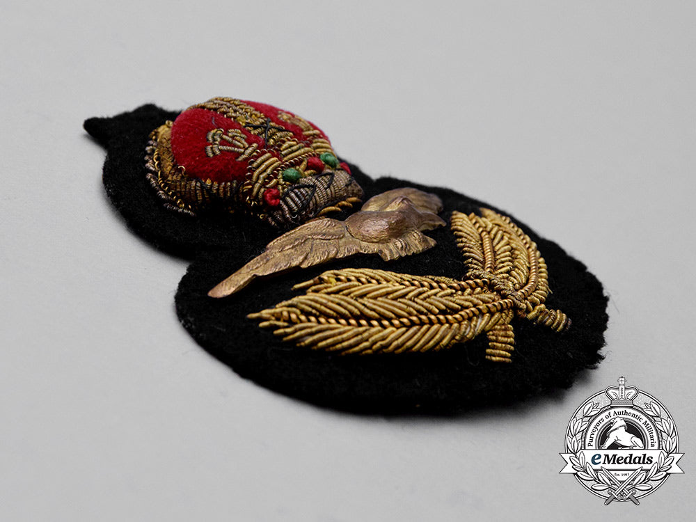 a_second_war_royal_canadian_air_force(_rcaf)_officer's_cap_badge_cc_1567