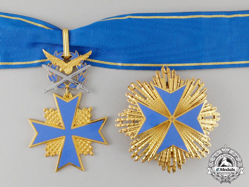 a_chilean_air_force_order_of_aeronautical_merit;1_st_class,_grand_cross_set_cc_2560_1_1