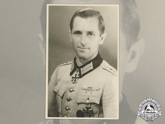 a_wartime_photo_of_senior_lieutenant_hermann_wonde_with_kc_cc_3779