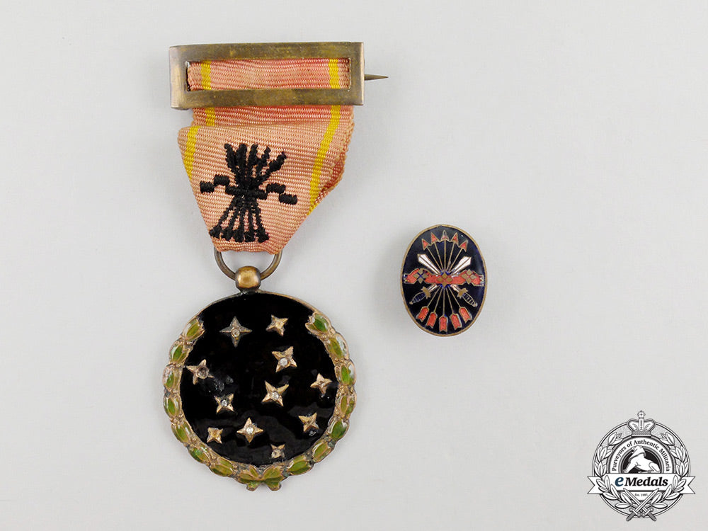 a_spanish_fascist_party_member's_medal_and_lapel_badge_cc_4583