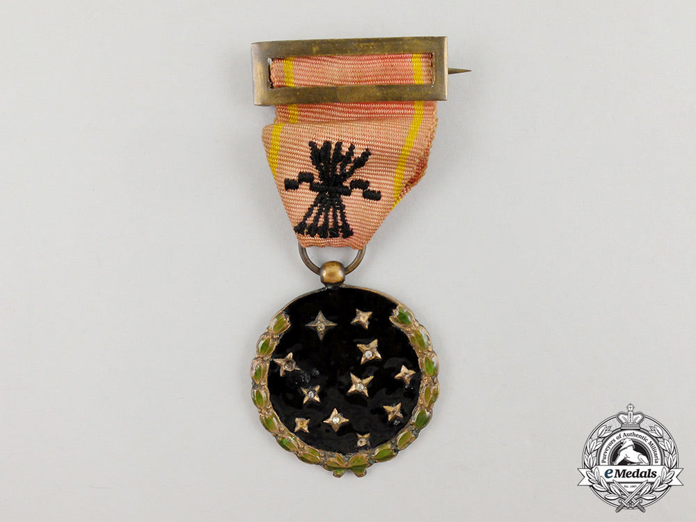 a_spanish_fascist_party_member's_medal_and_lapel_badge_cc_4584