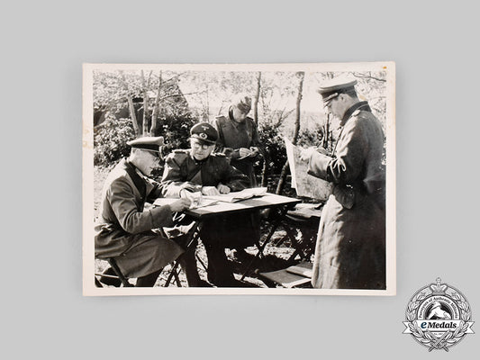 germany,_wehrmacht._a_photograph_of_wehrmacht_officers_in_the_field_ci19_5425_1