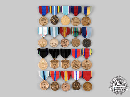 united_states._a_lot_of_armed_forces_items_ci19_6887